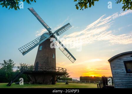 WILTON,WILTSHIRE/ENGLAND-AOÛT 08 2020:le moulin à vent rénové du XVIIe siècle, entretenu avec amour par des bénévoles et toujours produire de la farine, se tient à daw Banque D'Images