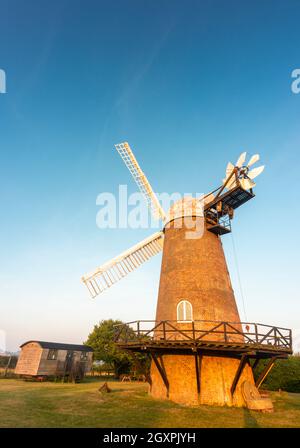 WILTON,WILTSHIRE/ENGLAND-AOÛT 08 2020:le moulin à vent rénové du XVIIe siècle, entretenu avec amour par des bénévoles et toujours produire de la farine, se tient à daw Banque D'Images