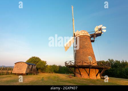 WILTON,WILTSHIRE/ENGLAND-AOÛT 08 2020:le moulin à vent rénové du XVIIe siècle, entretenu avec amour par des bénévoles et toujours produire de la farine, se tient à daw Banque D'Images