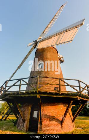 WILTON,WILTSHIRE/ENGLAND-AOÛT 08 2020:le moulin à vent rénové du XVIIe siècle, entretenu avec amour par des bénévoles et toujours produire de la farine, se tient à daw Banque D'Images