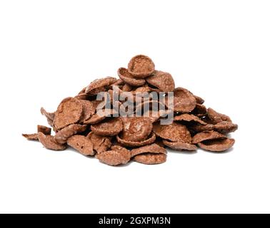pile de cornflakes au chocolat isolés sur fond blanc, petit déjeuner sec, gros plan Banque D'Images