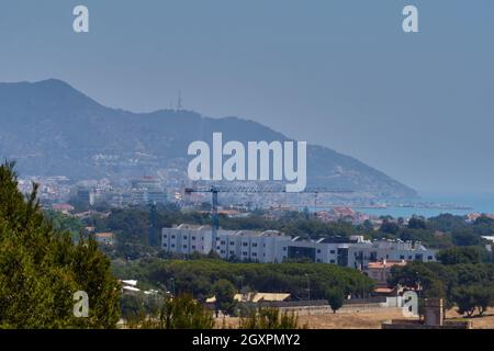 Vue fantastique sur la ville de Sitges, en Espagne, par une belle journée de printemps Banque D'Images