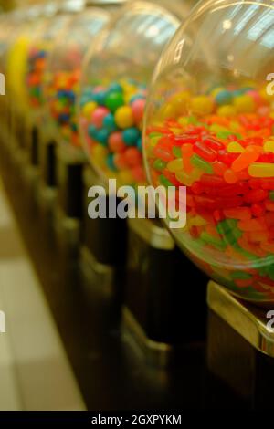 Variété colorée de machines à bonbons assorties dans une rangée Banque D'Images