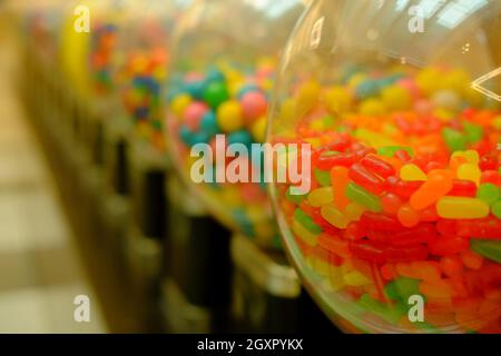 Variété colorée de machines à bonbons assorties dans une rangée Banque D'Images