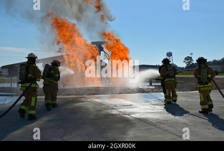 Le pompier de la US Air Force, alors que le 14e Escadron du génie civil, a incendié lors d'un exercice d'entraînement sur brûlage en direct, le 1er octobre 2021, sur la base aérienne de Columbus, Miss les pompiers de Columbus AFB ont eu l'honneur de former le leadership de toute la base et les ont fait participer à l'exercice pour la semaine de la prévention des incendies. (É.-U. Photo de la Force aérienne par Airman 1ère classe Jessica Haynie) Banque D'Images
