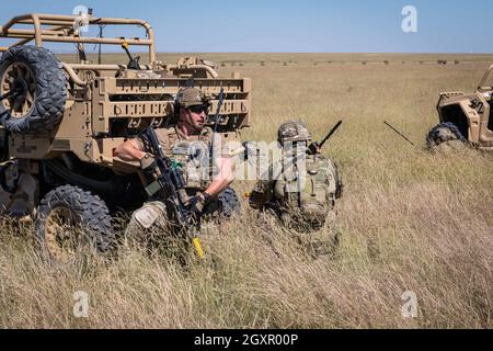 Sergent d'état-major de la Force aérienne des États-Unis John Kyle d’Antoni, 27e Groupe de soutien des missions des opérations spéciales Détachement 1 équipe de soutien de la mission 1 membre de l’équipe de l’élément d’intervention aérienne au sol déployé, accolades pour une attaque simulée pendant l’exercice vigilant Palisade, au champ de répartition de la Force aérienne de Melrose, N.M., le 22 septembre 2021. L'exercice a testé les aviateurs de MST 1 et leur capacité à exploiter et à défendre un site de soutien avant en utilisant la protection de la force et les tactiques de petite unité. Le concept MST associe des aviateurs de 22 domaines de carrière pour créer de petites équipes capables de fonctionner indépendamment des bases principales, en les formant à utiliser des ensembles de compétences Banque D'Images