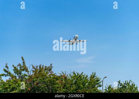 Santa Ana, CA, États-Unis – 16 août 2021 : Alaska Airlines s'approche peu à peu de l'aéroport John Wayne dans le comté d'Orange, en Californie. Banque D'Images