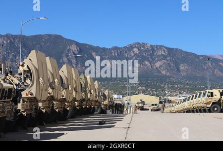 Les soldats de Trey Deuce de la 32e Compagnie de camion composite examinent un manuel technique afin d'effectuer des vérifications et des services d'entretien préventif, (PMCS), dans l'ordre approprié lors de la maintenance des commandes dans le 68e pool de moteurs consolidé CSSB. (É.-U. Photo de l'armée par le Sgt. James Geelen, Bureau des affaires publiques de la 4e Brigade de soutien, 4e Division d'infanterie) Banque D'Images