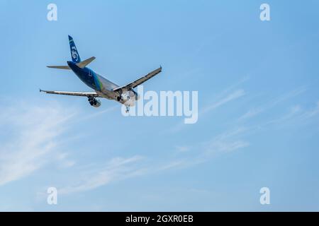 Santa Ana, CA, États-Unis – 16 août 2021 : avion d'Alaska Airlines en vol au départ de l'aéroport John Wayne dans le comté d'Orange, en Californie. Banque D'Images