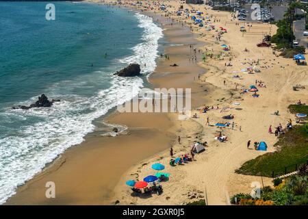Newport Beach, CA, États-Unis – 16 août 2021 : Corona Del Mar Beach à Newport Beach, Californie, avec des gens qui profitent d’une journée d’été. Banque D'Images