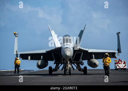 211005-N-DW158-1018 MER DES PHILIPPINES (le 5 octobre 2021) un F/A-18F Super Hornet, attaché aux Diamondbacks du Strike Fighter Squadron (VFA) 102, traverse le pont de vol du seul porte-avions de la marine américaine, le USS Ronald Reagan (CVN 76). Ronald Reagan, le navire amiral du Carrier Strike Group 5, fournit une force prête à combattre qui protège et défend les États-Unis, et soutient les alliances, les partenariats et les intérêts maritimes collectifs dans la région Indo-Pacifique. (É.-U. Photo de la marine par le spécialiste des communications de masse 3e classe Gray Gibson) Banque D'Images