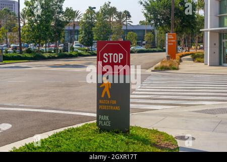 Irvine, CA, Etats-Unis – 16 août 2021 : un panneau unique Stop and Watch for piétons dans la communauté prévue d'Irvine, Californie. Banque D'Images