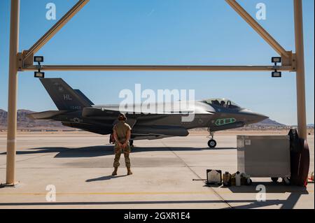 Airman 1re classe Chelsea Hickman, chef d'équipage affecté au 926e Escadron de maintenance de l'aéronef, attend que le pilote termine ses vérifications préalables au vol à la base aérienne de Nellis, Nevada, le 21 septembre 2021. Les 442e et 59e escadrons d’essais et d’esvaltions ont dirigé la partie du Commandement de combat aérien d’un essai de certification de conception nucléaire avec le soutien de maintenance du 57e Escadron de maintenance d’aéronefs et de l’unité de maintenance d’aéronefs Bolt. (É.-U. Photo de la Force aérienne par Airman 1er classe Zachary Rufus) Banque D'Images