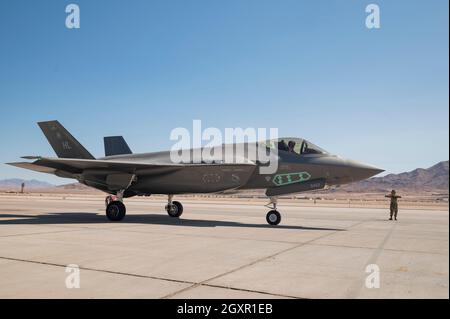 L'aviateur de 1re classe Javier Farcia-Bustos, chef d'équipage affecté au 926e Escadron de maintenance de l'aéronef, prend un taxi F-35A Lightning II pour terminer l'exercice final du processus de certification de conception nucléaire à la base aérienne de Nellis, Nevada, le 21 septembre 2021. Cet événement a inclus la première version de l’instrument d’essai B61-12 le plus représentatif d’un F-35A opérationnellement représentatif, ce qui a fait du B61-12 la première arme F-35 à achever le développement et l’intrgramation pendant la phase de modernisation de l’aéronef. (É.-U. Photo de la Force aérienne par Airman 1er classe Zachary Rufus) Banque D'Images