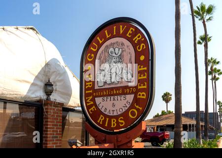 Irvine, CA, États-Unis – 16 août 2021 : signalisation pour le restaurant Gulliver’s Prime Rib, un site d’intérêt du comté d’Orange situé sur le boulevard MacArthur à Irvine, Califor Banque D'Images