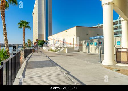 Laughlin, NV, Etats-Unis – 27 août 2021 : Riverwalk depuis l'hôtel Aquarius et Edgewater et les casinos de Laughlin, Nevada. Banque D'Images