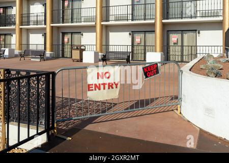 Laughlin, NV, États-Unis – 12 août 2021 : aucune entrée et panneaux d'interdiction affichés au Colorado Belle Hotel and Casino fermé en permanence à Laughlin, Nevada. Banque D'Images