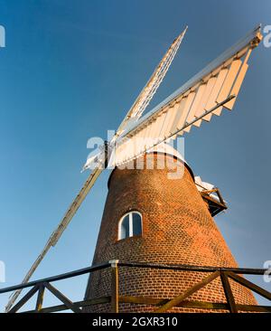 WILTON,WILTSHIRE/ENGLAND-AOÛT 08 2020:le moulin à vent rénové du XVIIe siècle, entretenu avec amour par des bénévoles et toujours produire de la farine, se tient à daw Banque D'Images