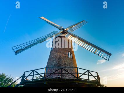 WILTON,WILTSHIRE/ENGLAND-AOÛT 08 2020:le moulin à vent rénové du XVIIe siècle, entretenu avec amour par des bénévoles et toujours produire de la farine, se tient à daw Banque D'Images