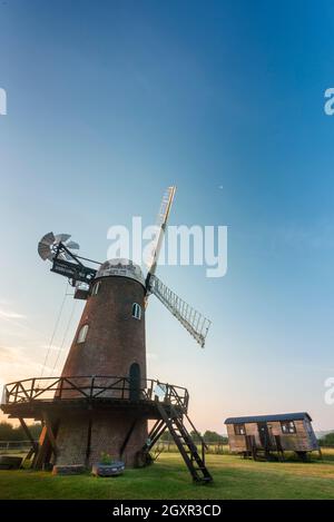 WILTON,WILTSHIRE/ENGLAND-AOÛT 08 2020:le moulin à vent rénové du XVIIe siècle, entretenu avec amour par des bénévoles et toujours produire de la farine, se tient à daw Banque D'Images