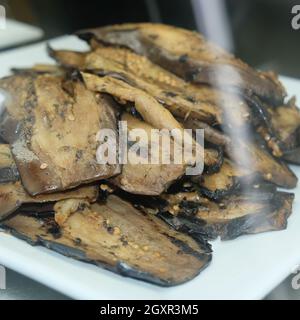 Aubergine italienne grillée exposée au marché local Banque D'Images