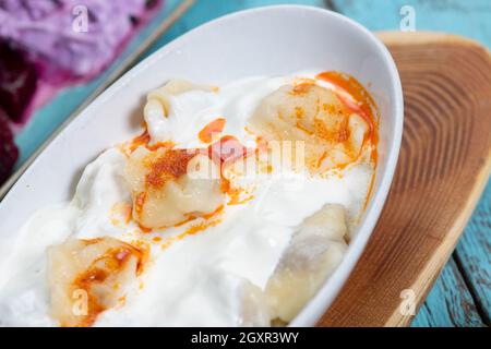 Dîner Iftar traditionnel du Ramadan EID Moubarak. Plats savoureux assortis dans des plats rustiques authentiques sur fond de bois bleu. Viande de nourriture bosniaque turque keb Banque D'Images