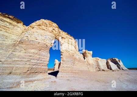 Vue sur les piliers blancs de roche avec arche et ciel bleu vif Banque D'Images