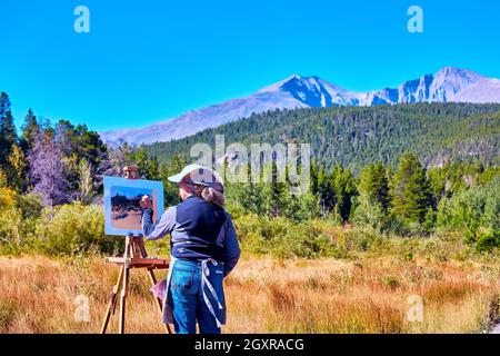 Artiste peintre femme dans le désert de peinture paysage de montagnes Banque D'Images