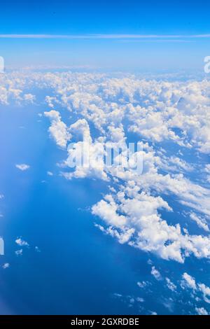 Vue depuis le dessus des nuages sur l'océan Banque D'Images