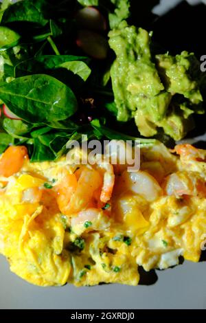 Huevos revueltos con gambas oeufs brouillés avec crevettes et guacamole Banque D'Images