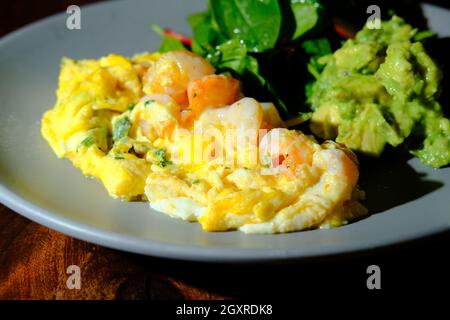 Huevos revueltos con gambas oeufs brouillés avec crevettes et guacamole Banque D'Images