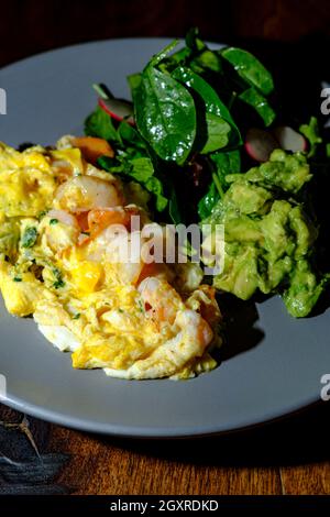 Huevos revueltos con gambas oeufs brouillés avec crevettes et guacamole Banque D'Images