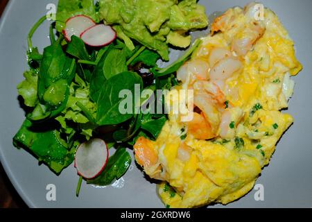 Huevos revueltos con gambas oeufs brouillés avec crevettes et guacamole Banque D'Images