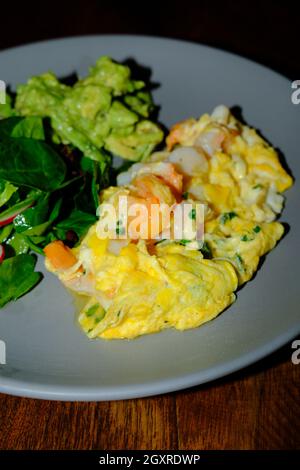 Huevos revueltos con gambas oeufs brouillés avec crevettes et guacamole Banque D'Images