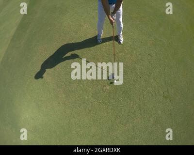 Vue de dessus du joueur de golf shot frapper avec club le cours au beau matin Banque D'Images
