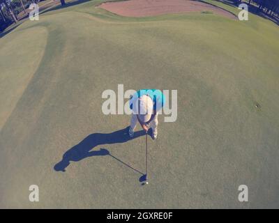 Vue de dessus du joueur de golf shot frapper avec club le cours au beau matin Banque D'Images