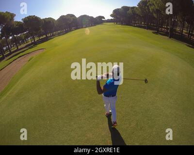 Vue de dessus du joueur de golf shot frapper avec club le cours au beau matin Banque D'Images