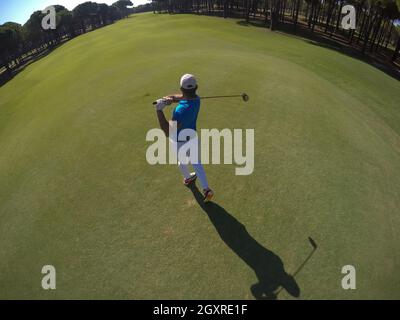 Vue de dessus du joueur de golf shot frapper avec club le cours au beau matin Banque D'Images