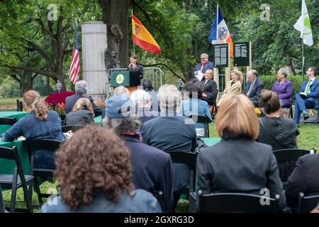 New York, États-Unis, 05/10/2021, New York, États-Unis. 05e octobre 2021. Atmosphère lors du dévoilement de la nouvelle plaque commémorative espagnole dans le parc de fort Greene. La plaque originale a été présentée par le roi Juan Carlos d'Espagne et consacrée en 1976 pour honorer le bicentenaire du pays et pour commémorer les contributions espagnoles et hispanophones à la liberté américaine pendant la Révolution. La plaque a été retirée plus tard de sa plinthe horizontale en granit en raison de son état compromis et est maintenant en vue dans le centre d'accueil du parc. (Photo de Lev Radin/Pacific Press) crédit: Pacific Press Media Produtio Banque D'Images