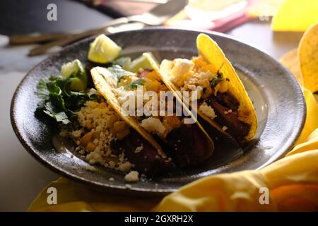 Tacos au maïs grillé elote Street avec fromage Cotija Banque D'Images