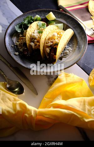 Tacos au maïs grillé elote Street avec fromage Cotija Banque D'Images