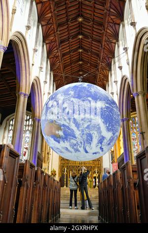 Norwich, Royaume-Uni.Gaia de l'artiste Luke Jerram, un globe de 6 mètres de large basé sur des images de la NASA, est exposé dans l'église Saint-Pierre Mancroft. Banque D'Images