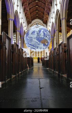 Norwich, Royaume-Uni.Gaia de l'artiste Luke Jerram, un globe de 6 mètres de large basé sur des images de la NASA, est exposé dans l'église Saint-Pierre Mancroft. Banque D'Images