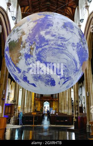 Norwich, Royaume-Uni.Gaia de l'artiste Luke Jerram, un globe de 6 mètres de large basé sur des images de la NASA, est exposé dans l'église Saint-Pierre Mancroft. Banque D'Images