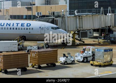United Airlines à l'aéroport Houston TX USA avec un énorme véhicule poussant un avion Banque D'Images