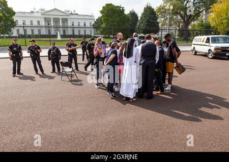 Washington, DC, Etats-Unis, 5 octobre 2021. Photo : les militants des droits de vote risquent d'être arrêtés à la Maison Blanche dans le cadre d'une action de désobéissance civile pour exiger que l'Administration Biden prenne l'initiative des droits de vote et pour faire pression sur le Congrès pour qu'il vote une législation protégeant le droit de vote. Crédit : Allison Bailey / Alamy Live News Banque D'Images