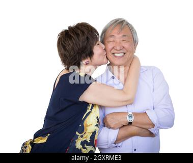 Jolie Romantic Couple chinois isolé sur un fond blanc. Banque D'Images