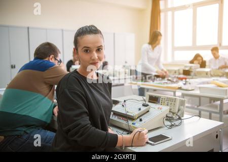 Groupe de jeunes étudiants de faire la pratique professionnelle technique aux enseignants dans la salle de classe électronique, l'éducation et technologie concept Banque D'Images