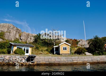 Petits cottages sur l'île de l'archipel de Fjällbacka, sur la côte ouest de la Suède Banque D'Images