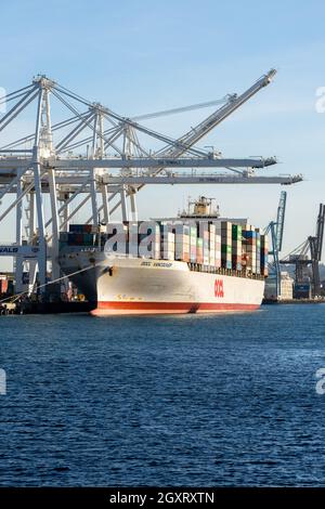 Seattle, WA - États-Unis - sept23, 2021: Vue verticale le navire OOCL VANCOUVER un navire à conteneurs construit en 2006 ancré dans le port de Seattle. Banque D'Images